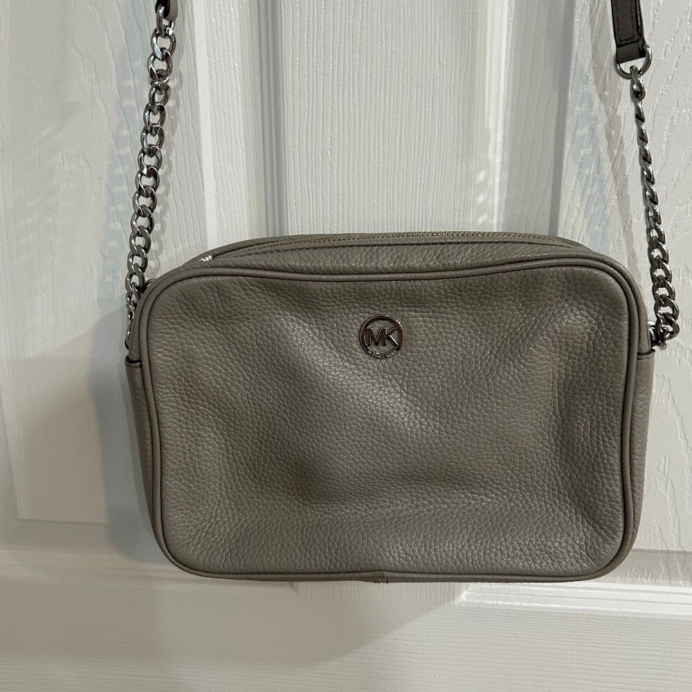 Michael Kors Crossbody Leather Pocketbook in Light Gray with Silver Logo/Chain